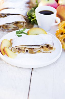 Şeftali ve elma ile Strudel