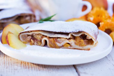 Şeftali ve elma ile Strudel