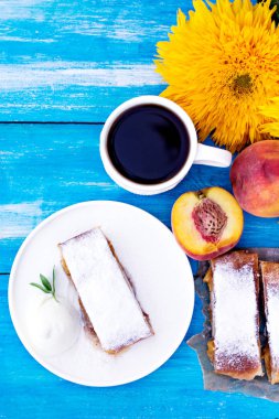 Şeftali ve elma ile Strudel