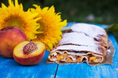 Şeftali ve elma ile Strudel