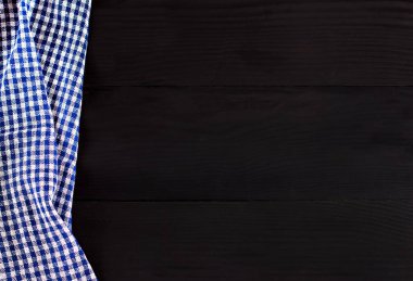 Karanlık kurullarında bir kutu içinde mavi mutfak havlusu.