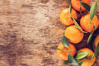 Eski bir ahşap zemin üzerine mandalina.