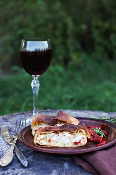 Strudel peynir ve kurutulmuş domates ile. 