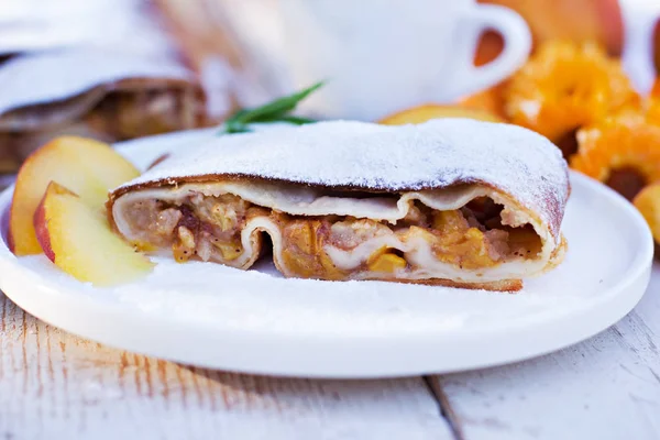 Şeftali ve elma ile Strudel