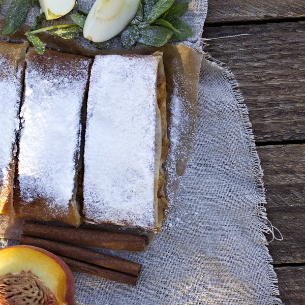 Şeftali ve elma ile Strudel