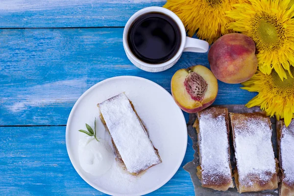 Şeftali ve elma ile Strudel