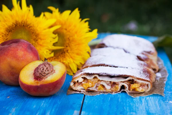Şeftali ve elma ile Strudel