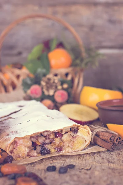 Strudel und Winterdekoration. — Stockfoto