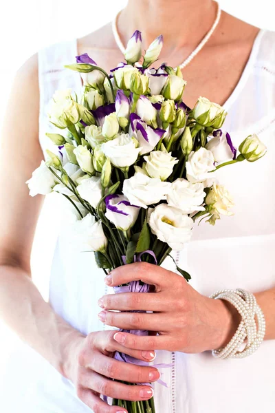 Kytice kvítí v rukou nevěsty. — Stock fotografie