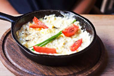 Bir tavada domatesli omlet.