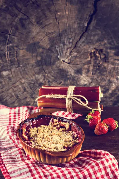 Hausgemachte Torte mit Erdbeeren. — Stockfoto
