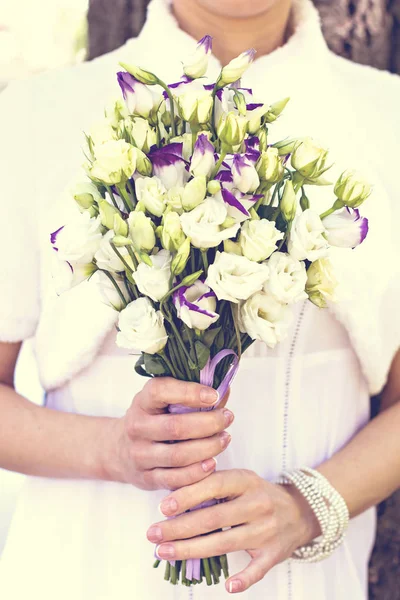 Un ramo de hermosas flores de primavera en las manos de la novia . —  Fotos de Stock