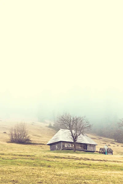 山霧の中の風景。山の家。カルパティア山脈. — ストック写真