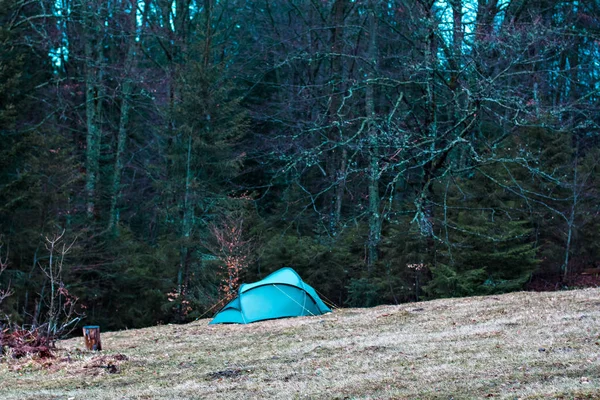 Stan na hřišti v lese v horách. — Stock fotografie