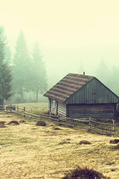 Paisagem montanhosa no nevoeiro. casa nas montanhas. Montanhas Cárpatas . — Fotografia de Stock