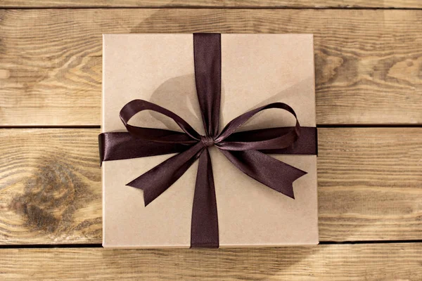 Hediye. Zanaat kutusu ahşap kurullarında bir yay ile.