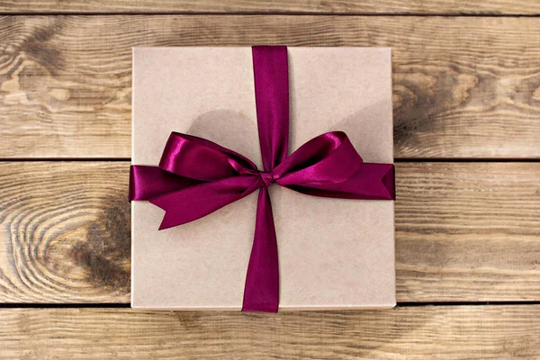 Hediye. Zanaat kutusu ahşap kurullarında bir yay ile.