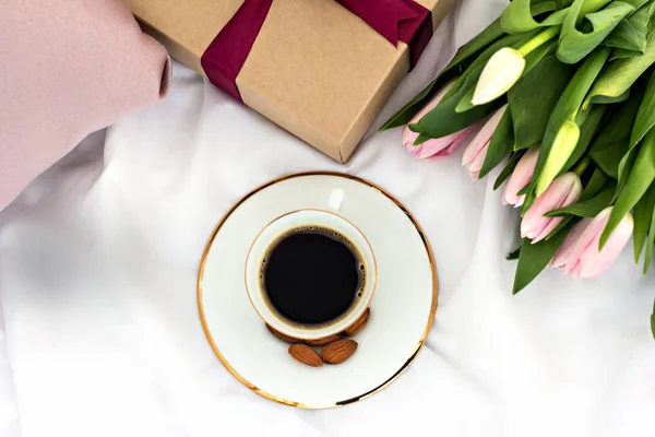 Букет цветов - тюльпаны, подарок и кофе в постель . — стоковое фото