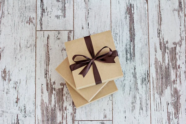 Hediye. Zanaat hediye kutuları yığılmış.