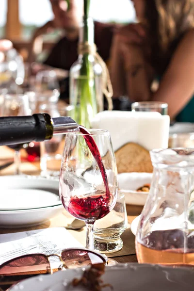 El vino se vierte en la copa. Degustación de vinos . —  Fotos de Stock