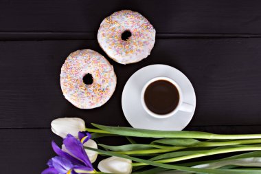 Bir fincan espresso ve donuts ve bahar çiçekleri 