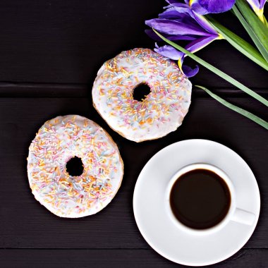 Bir fincan espresso ve donuts ve bahar çiçekleri 