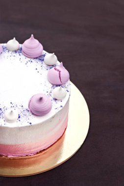 Pasta pembe meringues ile dekore edilmiştir. Bir kız için pasta