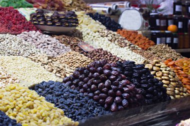 Pazarda fındık ve kurutulmuş meyvelerle tezgah. 