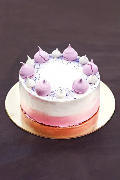 Pastel decorado con merengues rosados. Pastel para una chica — Foto de Stock