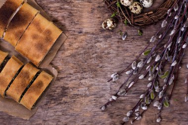 Paskalya tablo. Paskalya masa dekorasyonu, turta, yumurta, Paskalya kek, tavşan, mühürler, Bahar buket. 