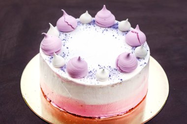 Pasta pembe meringues ile dekore edilmiştir. Bir kız için pasta