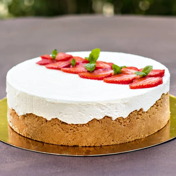 Cheesecake with strawberries. Cake decorated with strawberries. — Stock Photo, Image