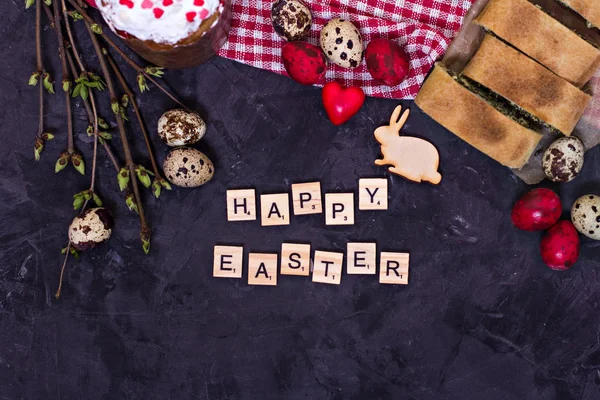 Velikonoční stůl. Velikonoční stolní dekorace, paštiky, vejce, Velikonoční dort, králík, těsnění, jarní květy. — Stock fotografie
