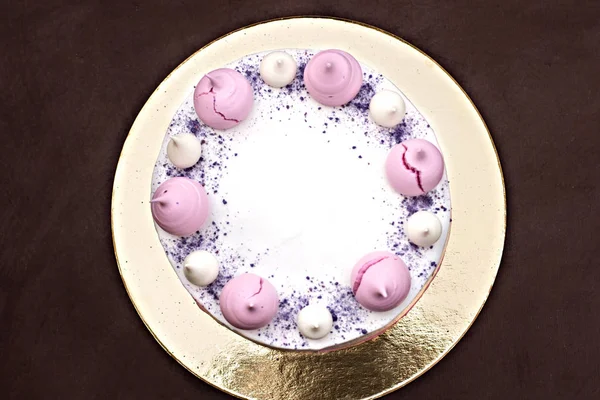 Торт украшен розовыми безе. Торт для девушки — стоковое фото