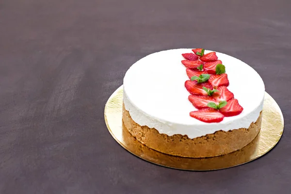 Cheesecake with strawberries. Cake decorated with strawberries. — Stock Photo, Image