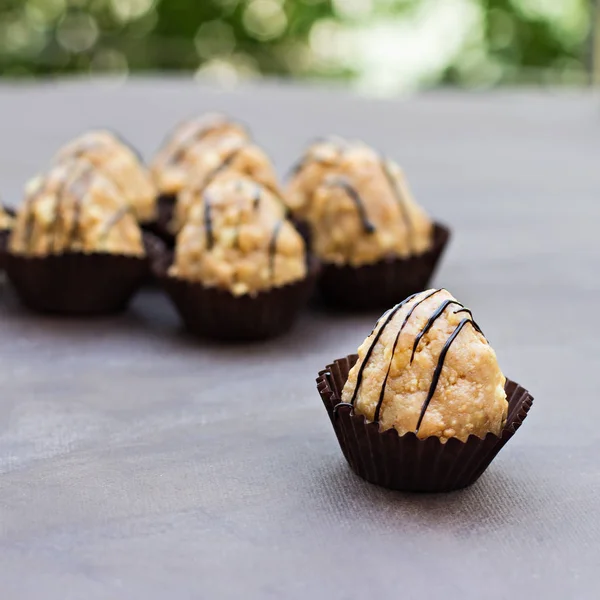 Dulces caseros, pasteles pequeños. bolas de chocolate . —  Fotos de Stock