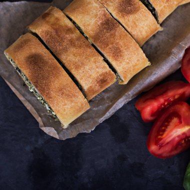 Pasta veya strudel ıspanak ve beyaz peynir ile