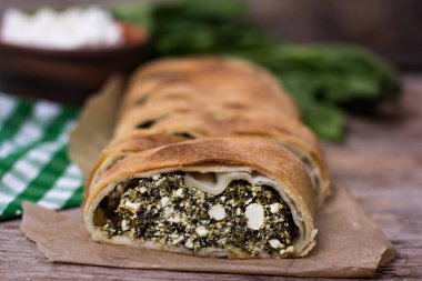 Pasta veya strudel ıspanak ve beyaz peynir ile