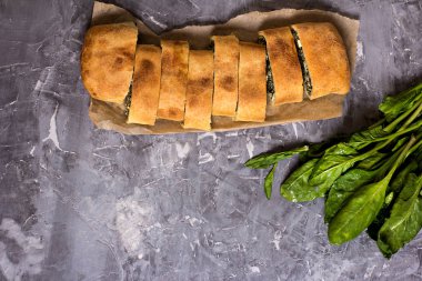 Pasta veya strudel ıspanak ve beyaz peynir ile