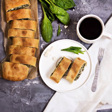 Pasta veya strudel ıspanak ve beyaz peynir ile