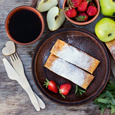 Strudel elma ve çilek ile.