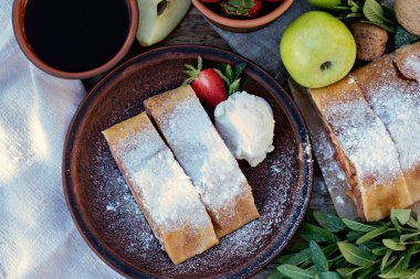 Strudel elma ve çilek ile.