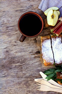 Elma, Ravent ve nane ile Strudel. 