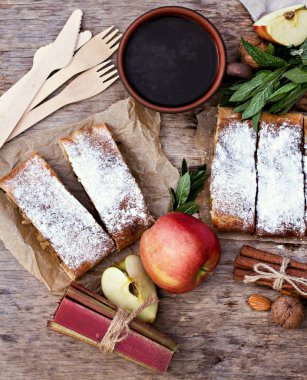 Elma, Ravent ve nane ile Strudel. 