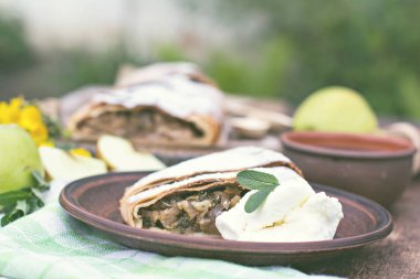 Elma, Ravent ve nane ile Strudel. 