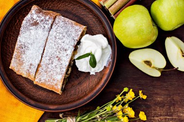 Elma, Ravent ve nane ile Strudel. 