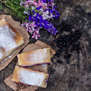 Yaban mersini ile meyveli turta. Pasta, meyveli turta çilek ile.