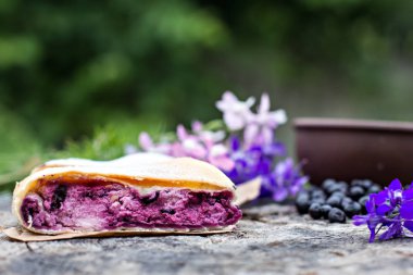 Yaban mersini ile meyveli turta. Pasta, meyveli turta çilek ile.