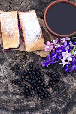 Yaban mersini ile meyveli turta. Pasta, meyveli turta çilek ile.