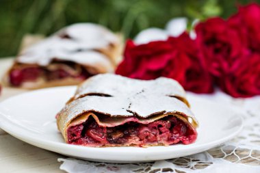 Bir kiraz ile meyveli turta. Vişneli tart.